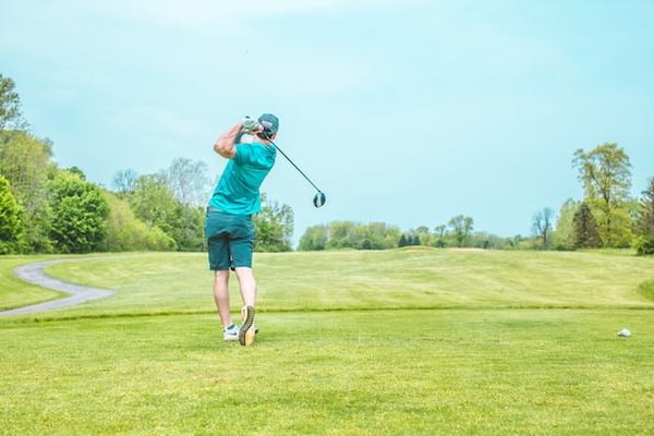 Le golf décrypté: maîtriser les règles, choisir l'équipement idéal et découvrir les bienfaits de ce sport passionnant