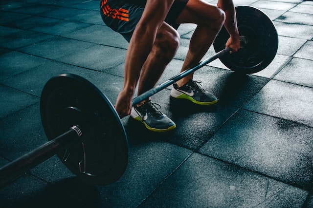 Haltérophilie : Techniques et entraînements pour débutants et athlètes confirmés